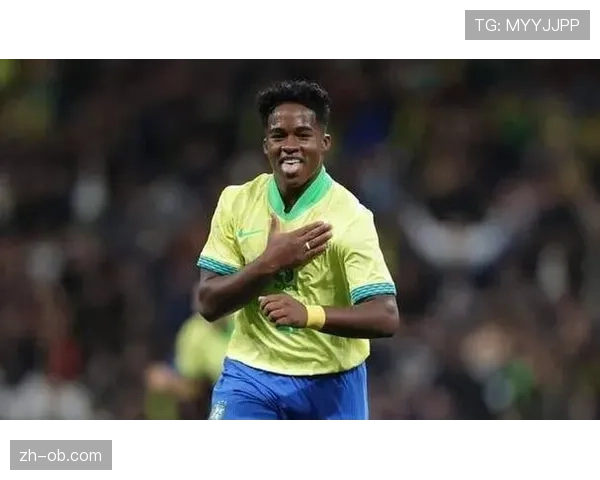 终场哨响里昂球员相拥庆祝，恩德里克助攻后与队友击掌致意